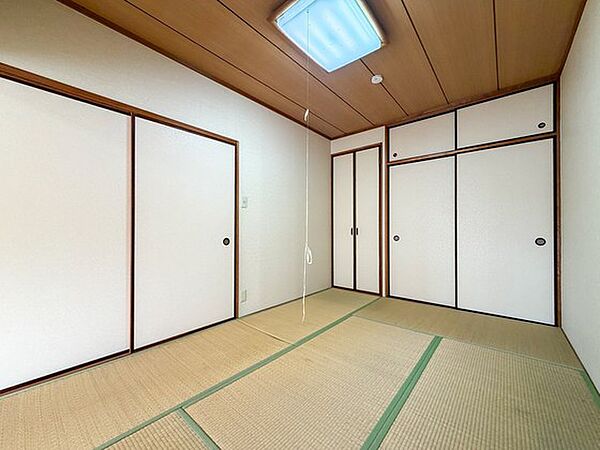 押入れ付きの和室。布団などを収納しやすく、隣室とつなげて広く使うこともできます。