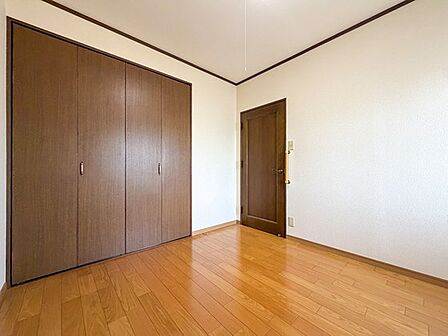 クローゼット付きの洋室。衣類を整理しやすく、寝室や子ども部屋にもおすすめです。