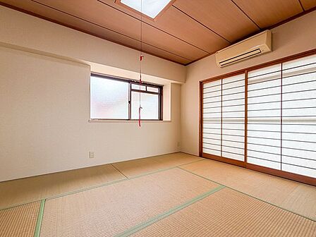 窓から光が入る落ち着いた和室。客間やお子さまのお昼寝にも便利な一室です。