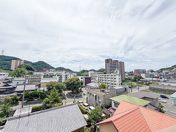 最上階から街並みや山並みを望む開放的な眺望♪空の広がりも楽しめます。