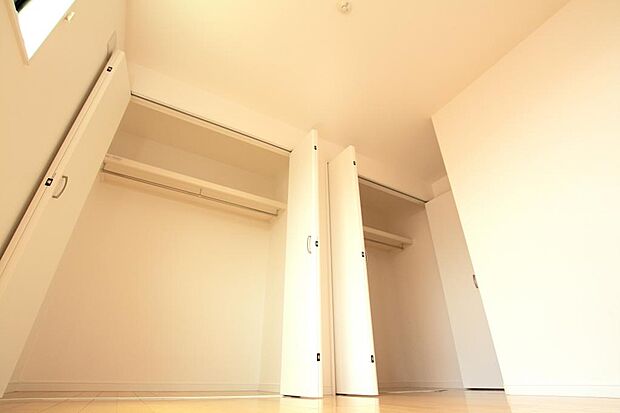 【１階洋室クローゼット】暮らし心地を大きく左右する収納を、適材適所に各居室に配置し使い勝手を考慮しました。空間を余すところなく有効利用した収納は生活空間をより上質なものに捨てくれるでしょう。