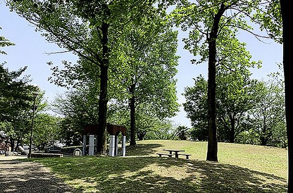 市ヶ尾町公園　徒歩3分（約180ｍ）