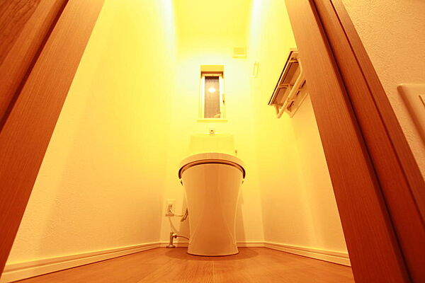 清潔感のあるトイレは洗浄機能付き便座付き。便座保温機能もあるので寒い季節も安心です。