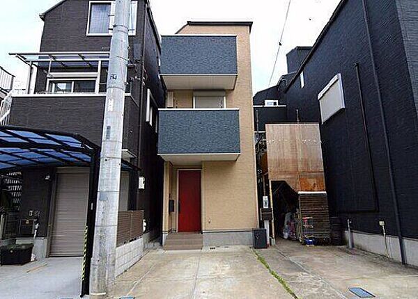周辺は自然豊かで、交通量も少なく穏やかに生活を送れる住環境です。家族を大切に包み、暮らしに彩をプラスする憩いのお住まいです。きっとご家族皆さんが笑顔に包まれる素敵な生活が待っていることでしょう