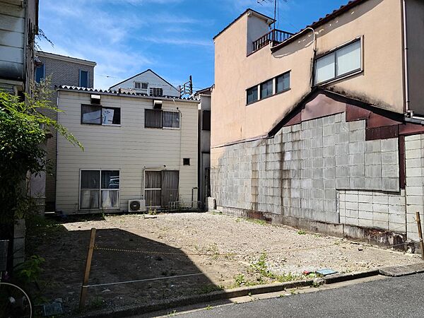 2026年6月に当該土地の対側の駐車場部分（角切有り）を道路後退が行われ、当該土地建築時の道路後退も含め幅員が４ｍになりますので車両の通行が現状よりもスメーズになります。