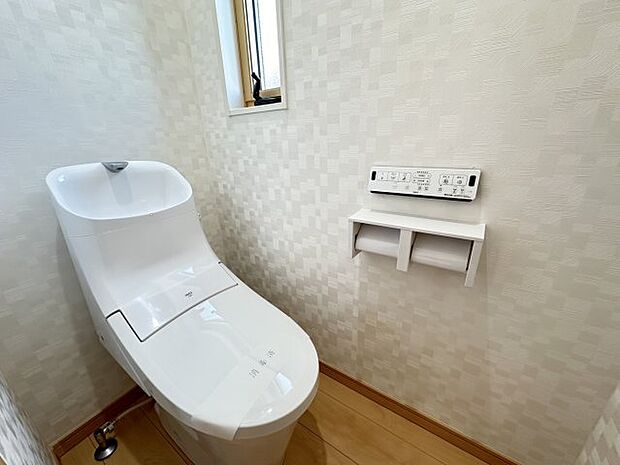清潔で快適なシャワートイレ。　便座を温める機能も付いているので、居心地がよくついつい長居してしまいそうですね♪　換気用に小窓も設置されていて、空気の入れ替えをすることができいつでもクリーンな空間です。