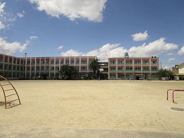 名古屋市立露橋小学校：【校訓】至誠（心を大切にする）規律・・場と礼を重んずる/勤勉・・真剣に最後までやり抜く心/友愛・・仲よく助け合う心 700m