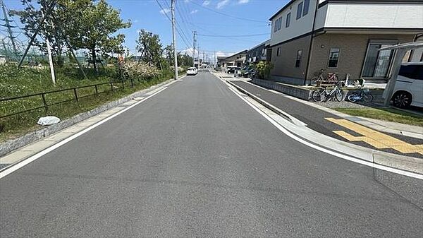西側前面道路：幅員約9mの前面道路です。普通車が余裕を持ってすれ違うことの出来る道幅です。もちろん、大型車も余裕を持って通行出来ます。