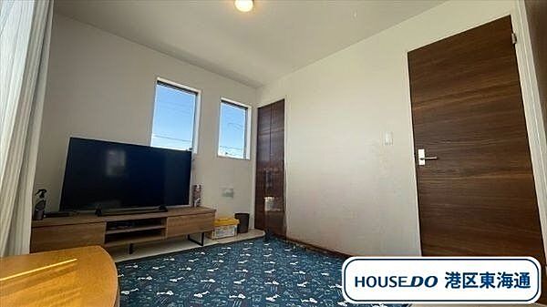 南西6帖洋室：2連の窓が付いたお部屋です。バルコニーへも直接出る事が出来ます。