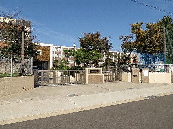 名古屋市立南陽小学校校訓「健康」じょうぶな体をつくる　「勉学」力いっぱい勉強する　「勤労」喜んで仕事をする　「奉仕」人のために良いことをする 1800m