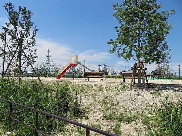 大西公園新しく造られた広い公園です。気持ちよくお子様を遊ばせることができますね♪ 70m
