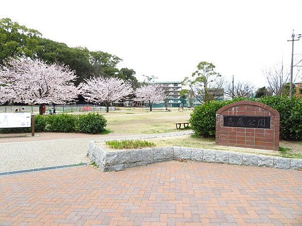 高蔵公園【高蔵公園】西高蔵駅から徒歩4分。弥生時代の遺跡である高蔵遺跡が発見された場所。神社や古墳もあり、散策することができる広い敷地の公園。遊具や野球場もあり、幅広い年代の方が楽しめます…