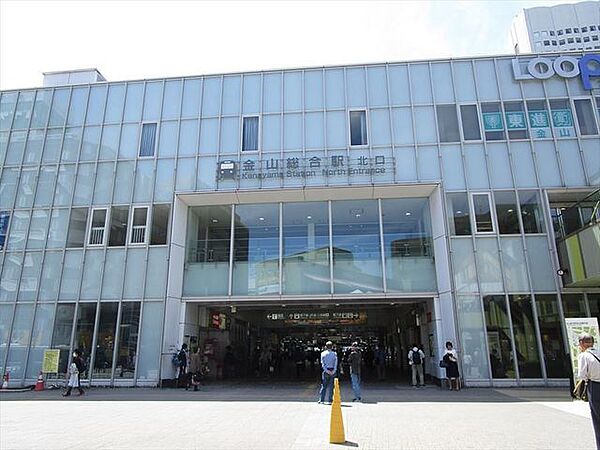金山総合駅　名鉄・JR・地下鉄線の3路線が通るターミナル駅です。駅を出てすぐには「明日なる金山」があり地域に根ざした新しい社会活動の育成舞台の場として多くのアーティストが訪れています。 430m