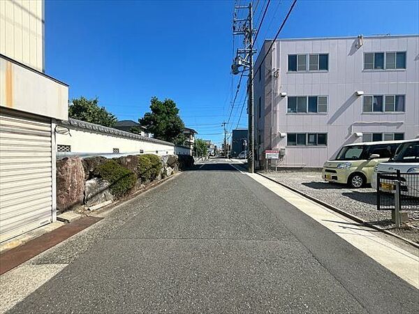 東側前面道路につき、居室を南向きに設計しやすく、朝日を感じて生活する事ができます。特に午前中は明るいです。（2025年7月20日撮影）