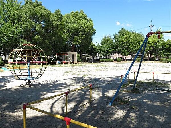 【小碓第3公園】回転ジャングルジムやすべり台、ブランコなどがあります。緑も多く、遊具もあり、広さもあるので小さなお子様も楽しめる公園です。住宅街にあるので、静かな環境です。 110m