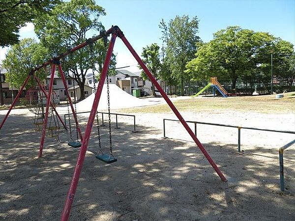 【小碓中央公園】この辺りではもっとも広さがあり、避難場所としても登録されている公園です。富士山型すべり台やブランコ、普通のすべり台などの遊具があります。いつも子供たちで賑わっています。 600m