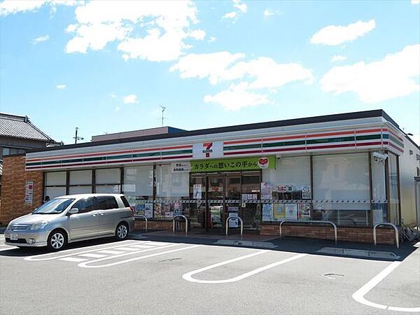 【セブンイレブン名古屋小碓4丁目店】スローガンは「近くて便利」。地域の人へのサービスを重視し、配達サービスにも力を入れている。（電子マネー利用可　ＡＴＭあり　ネット通販あり） 370m