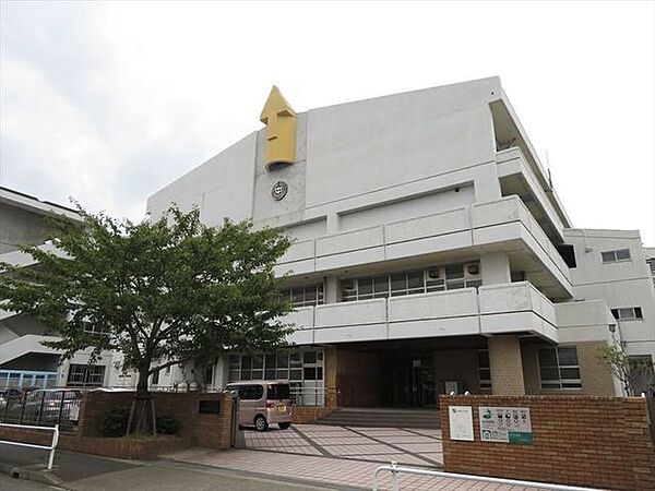 名古屋市立中川小学校教育目標：「心豊かにたくましく生きる児童の育成」　樹木園があります。アンケートやスクールカウンセラーと連携するなど安心・安全な学校つくりに努めています。 570m