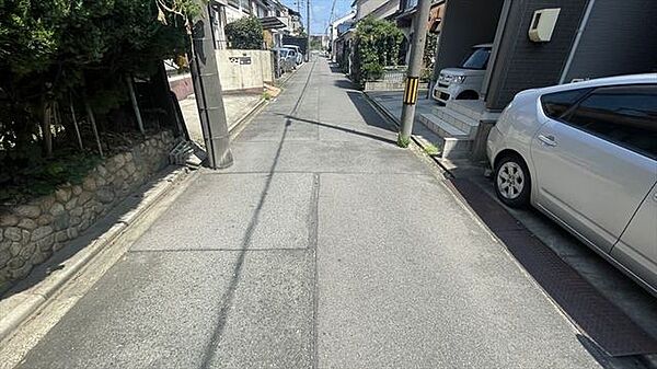 幅員約4mの前面道路です。普通車が1台通れる幅となります。大型車の通行が少ないので、振動や騒音が抑えられます。