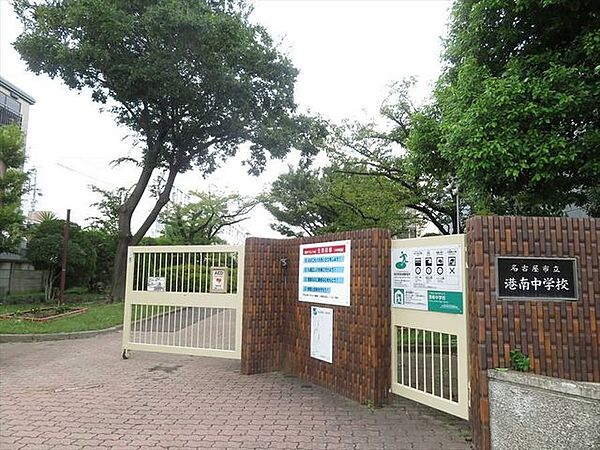 【名古屋市立港南中学校】校訓：「共汗、共学、共生」思いやりの心とコミュニケーション能力の育成を目指す。平成22年度に開校60周年を記念し、全校生徒でタイルによるモザイク壁面を作成しました。 1300m