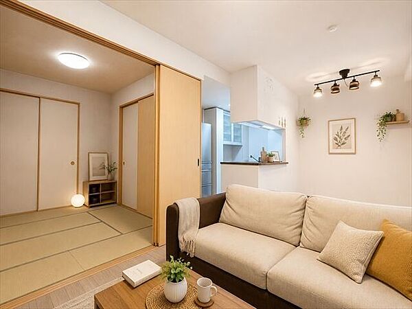 ※実際の写真から生活用品を消すCG加工をしています。畳のある暮らしが楽しめる和室。リビングとつながる落ち着いた空間です。