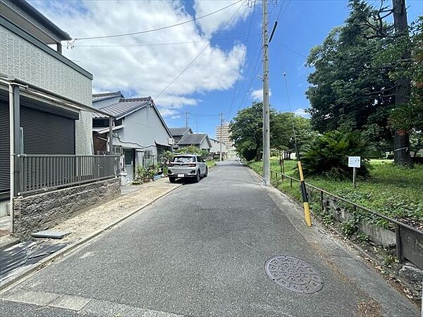 幅員約5mの前面道路です。車がすれ違うのに安心な道幅です。道幅が広すぎると交通量が増えてしまうのも心配ですので、これぐらいが理想的な道幅なのかもしれませんね。