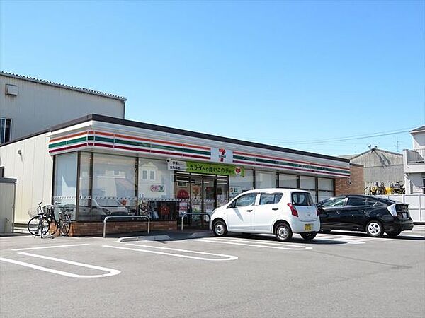 セブンイレブン名古屋正保町8丁目店スローガンは「近くて便利」。地域の人へのサービスを重視し、配達サービスにも力を入れている。（電子マネー利用可　ＡＴＭあり　ネット通販あり） 760m