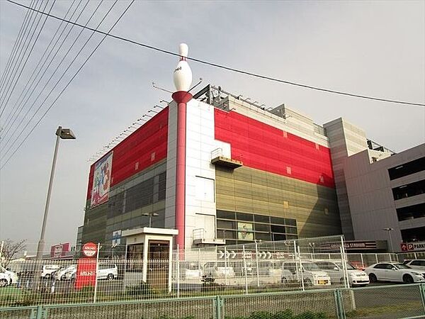 ラウンドワンスタジアム中川1号線店　名古屋市内最大級のアミューズメント施設です。ボーリング・スポッチャ・カラオケなど色々遊べます！ 600m