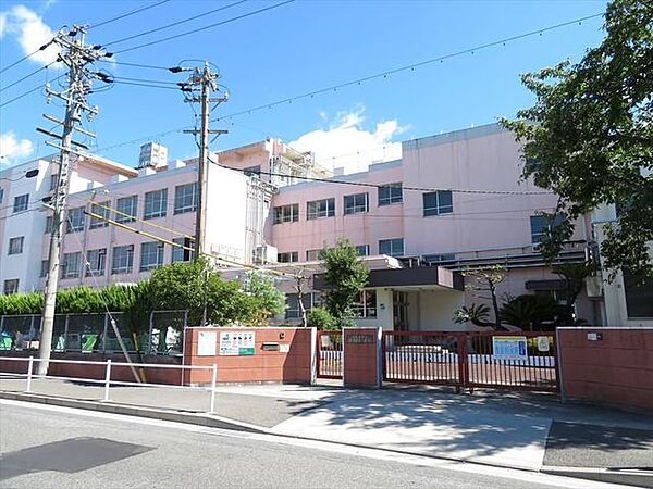 名古屋市立正保小学校教育目標：「よりよい成長を目指して努力し続ける正保っ子の育成」敷地内にあるビオトープではメダカやフナ、タナゴなどが生息しています。また水田では5年生が稲作体験を行います。 590m