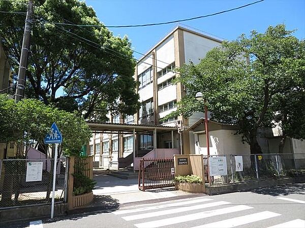 名古屋市立港北中学校総合学習では交通手段を含めて港区内の様々な施設を訪問し学習をしています。週に3時間少人数授業を実施しています。校章のデザインは生徒の応募作品を参考に作られています。 1560m
