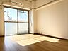 洋室：大きな窓からたっぷりの日差しが入り、明るいお部屋になっています。