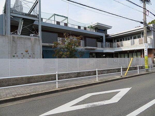 わんぱく保育園古来より伝わる格言「三つ子の魂百まで」が、わんぱく保育園の大切にしている思想です。裸足保育や空手など生きる力の土台作りを一番に考えた保育園を目指しています。 930m