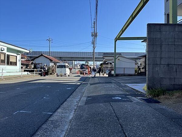 幅員約10m以上の前面道路です。車の出し入れもしやすく、また配達などの車が停まっていても通行出来る道幅となっています。