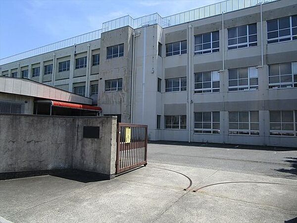 名古屋市立南陽中学校　「勤勉、礼儀、責任」の校訓の下、社会に貢献できる生徒の育成を目指しています。教室にエアコンもあり勉強のしやすい環境になっています。 900m