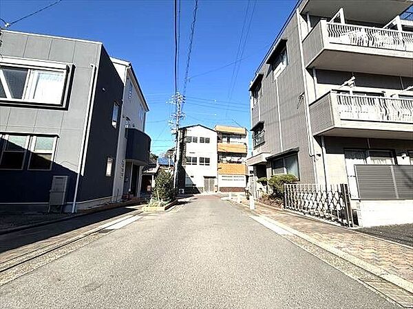 幅員約8m以上の前面道路です。車の出し入れもしやすく、また配達などの車が停まっていても通行出来る道幅となっています。