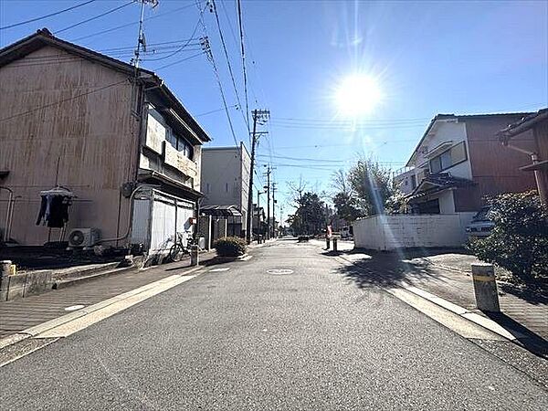 幅員約8ｍの前面道路です。広々としていて、街並みが開放的で圧迫感がありません。