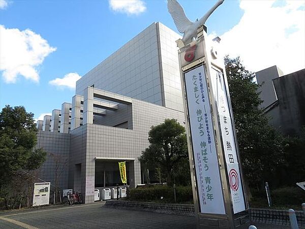 熱田区役所開庁時間：月～金　8：45～17：15　代表電話番号：052-681-1431　ＪＲ熱田駅の近くにありバス停も目の前。HPには休日の救急医療機関一覧やイベント情報など載っています。 860m
