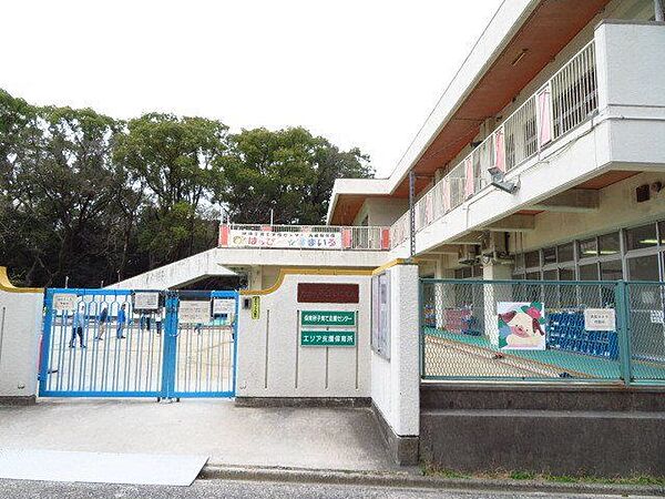 高蔵保育園神社と公園に囲まれた弥生時代の高蔵遺跡のうえにあります。広々とした緑豊かな園庭では、畑に野菜や花を植え、収穫を喜びときには調理して楽しみます。 870m