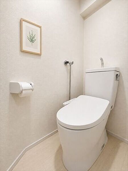 無駄のないシンプルなトイレは、お好みに合わせた空間づくりが楽しめます。