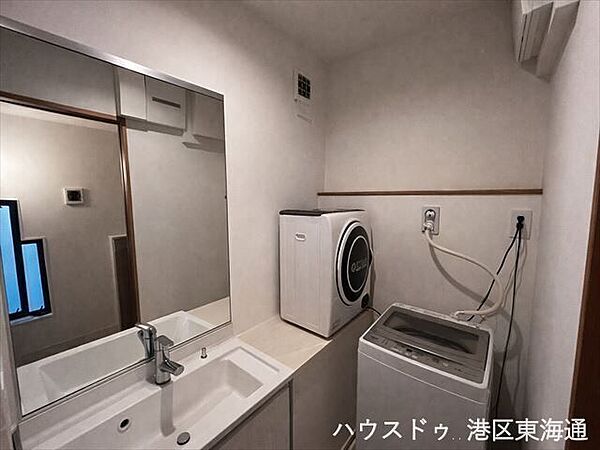 洗面台は大き目のミラーで見やすく、お肌の手入れや身支度も捗りますね。※家具消しの加工をおこなっています。写真と現況が異なる場合は現況を優先とします。