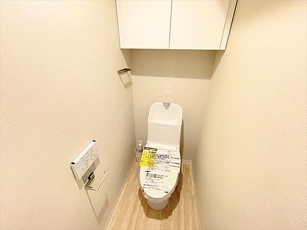 シンプルで落ち着いた雰囲気のトイレ。明るく、毎日の暮らしを快適にサポートする清潔な空間です。