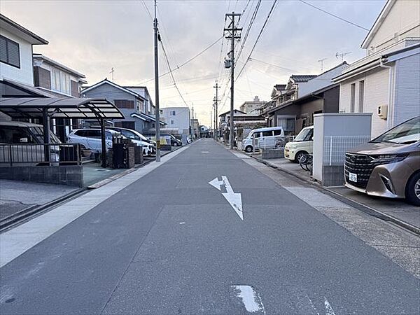 道路幅にゆとりがあるので、車種を選びません。大きめの車を乗りたい方にもオススメです。