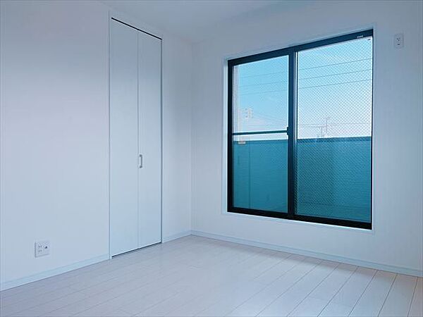 3階7帖：南・東の2面採光で、東側からはバルコニーに出られます。広さがあるので主寝室としても良さそうですね。