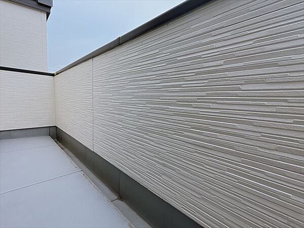 2階北側と3階南側の2面にバルコニーがあり、両側の景観を楽しめますね。南側バルコニーは、お布団も複数干せそうな幅があります。