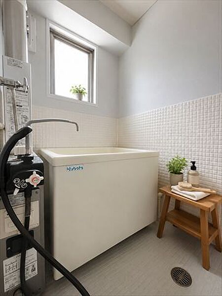 窓からしっかりと換気が出来るので、湿気がこもりにくく掃除も楽になりますね。