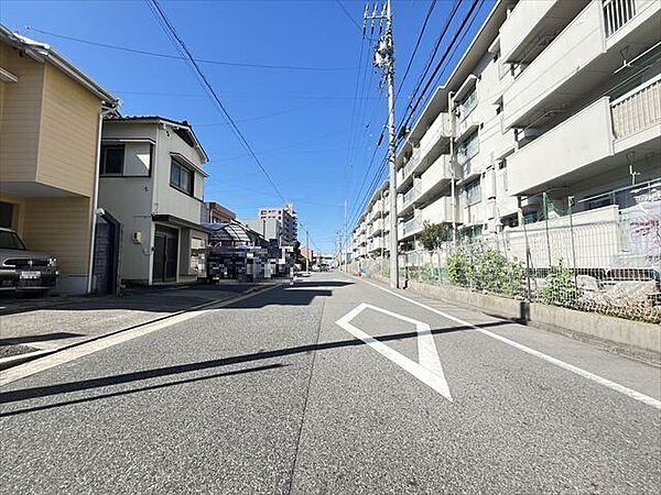 車が余裕を持ってすれ違うことが出来る道幅です。車の出し入れも余裕を持って行うことが出来ます。