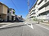 外観：車が余裕を持ってすれ違うことが出来る道幅です。車の出し入れも余裕を持って行うことが出来ます。