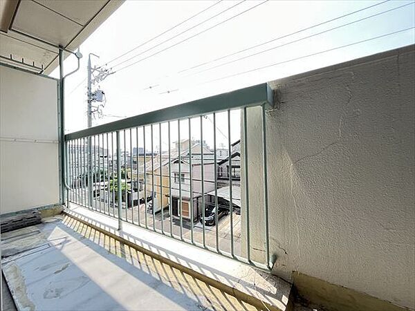 広さのあるバルコニーで洗濯物もたっぷり干せます。日々の家事が快適に。