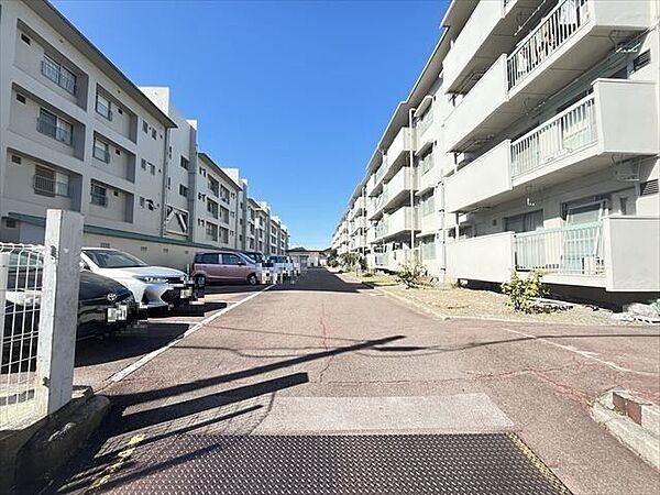 駐車場は平面ですので車の出し入れに時間がかかりません。