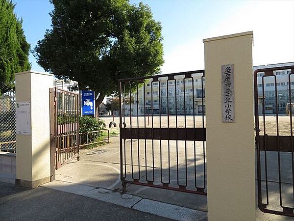 名古屋市立千年小学校校訓：「ま心をこめて　正しく　ゆたかに　実行する」　学力と心と体のバランスの取れた児童の育成と学習環境の整備と地域との連携を心がけています。 850m